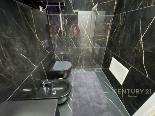 Tirane, jepet me qera apartament duplex 4+1 1.500 Euro (kodra e diellit)
