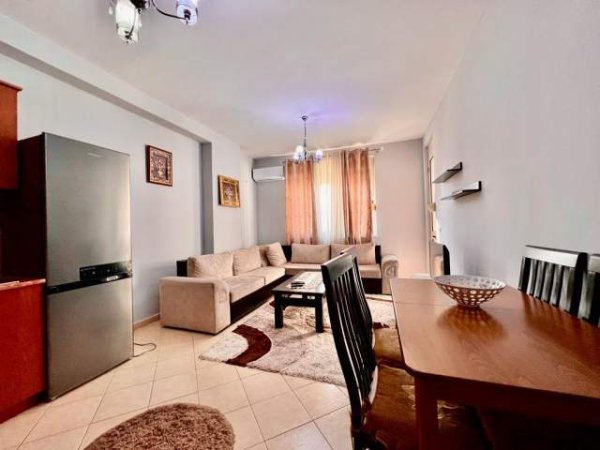 Tirane, jepet me qera apartament 1+1+BLK Kati 3, 65 m² 300 Euro (Vila L)