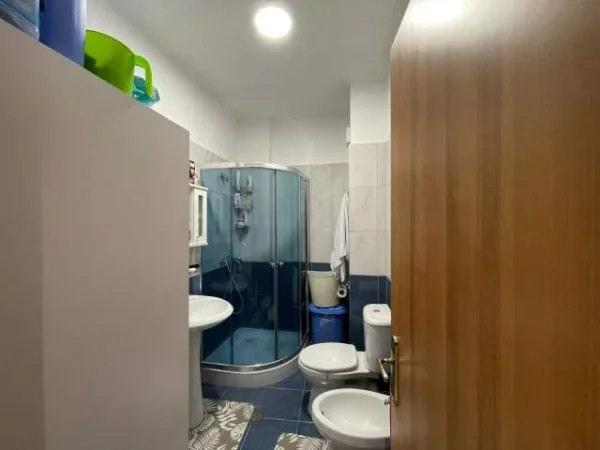 Tirane, jepet me qera apartament Kati 4, 65 m² 450 Euro (Rruga e Ullishtes)