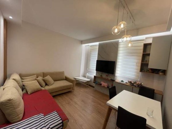 Tirane, jepet me qera apartament 1+1, 50 m² 350 euro astir