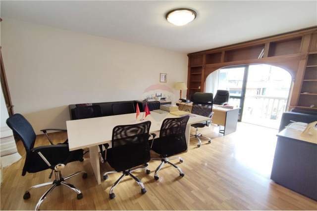 Tirane, jepet me qera Kati 5, 130 m² 700 Euro (liceu artistik)