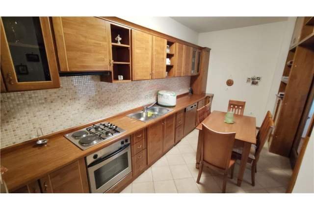 Tirane, jepet me qera Kati 5, 130 m² 700 Euro (liceu artistik)