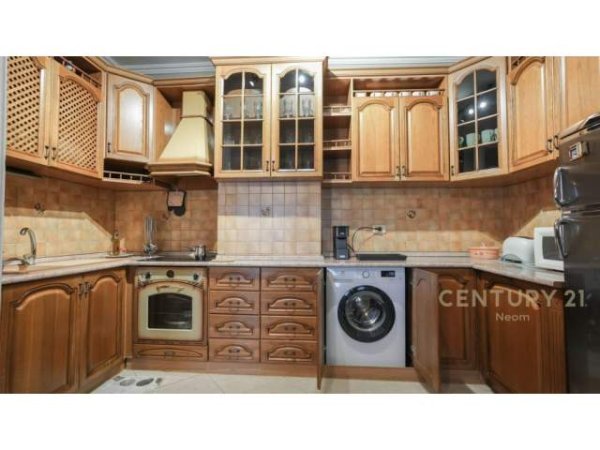 Tirane, jepet me qera apartament 1+1 650 Euro (qender)