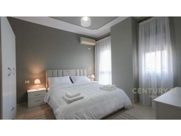 Tirane, jepet me qera apartament 1+1 650 Euro (qender)
