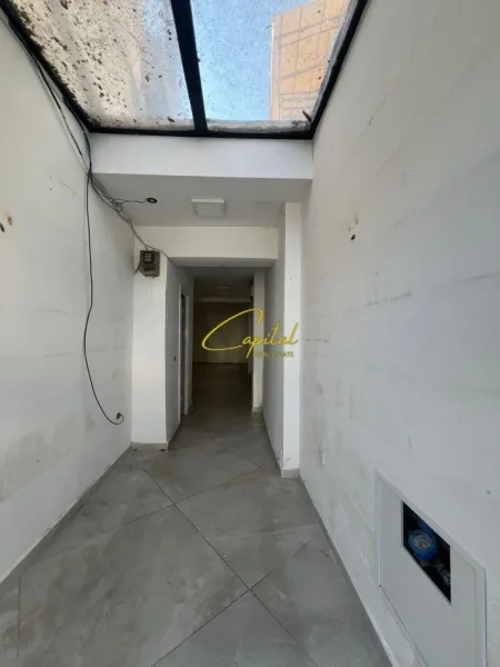 Tirane, jepet me qera dyqan Kati 0, 50 m² 1000 € (SELVIA)