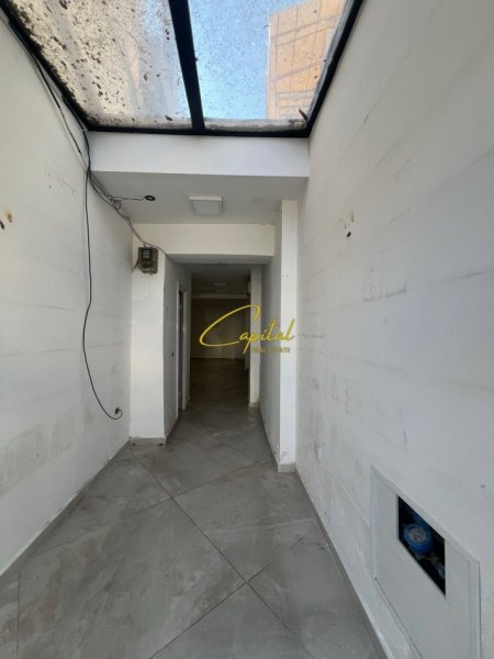 Tirane, jepet me qera dyqan Kati 0, 50 m² 1000 € (SELVIA)