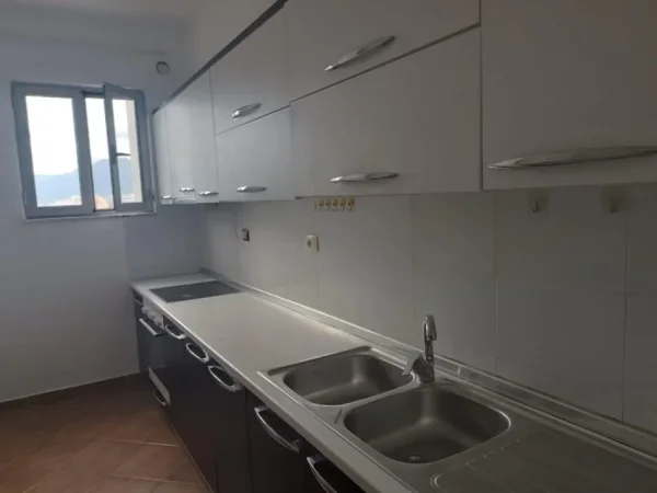 Tirane, jepet me qera apartament 3+1+Ballkon Kati 6, 165 m² 500 € (KASHAR)