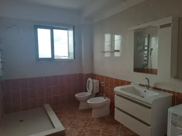 Tirane, jepet me qera apartament 3+1+Ballkon Kati 6, 165 m² 500 € (KASHAR)