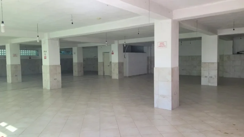 Tirane, jepet me qera ambjent biznesi Kati 0, 400 m² 1.600 € (Rr. Sterio Spase)