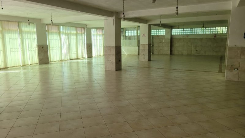 Tirane, jepet me qera ambjent biznesi Kati 0, 400 m² 1.600 € (Rr. Sterio Spase)