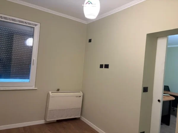 Tirane, jepet me qera zyre Kati 11, 55 m² 650 € (bllok)