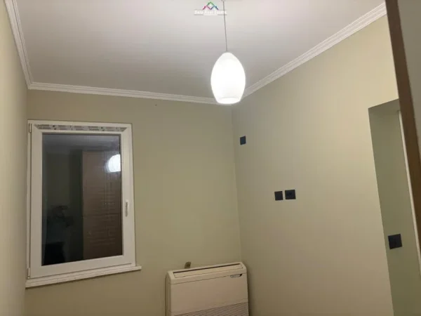 Tirane, jepet me qera zyre Kati 11, 55 m² 650 € (bllok)