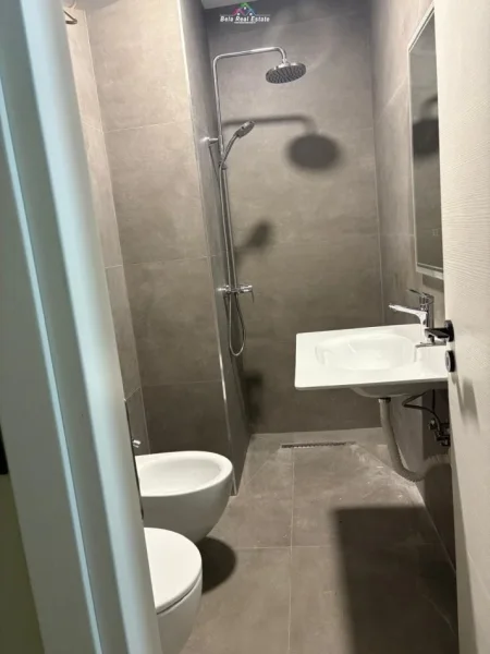 Tirane, jepet me qera zyre Kati 11, 55 m² 650 € (bllok)