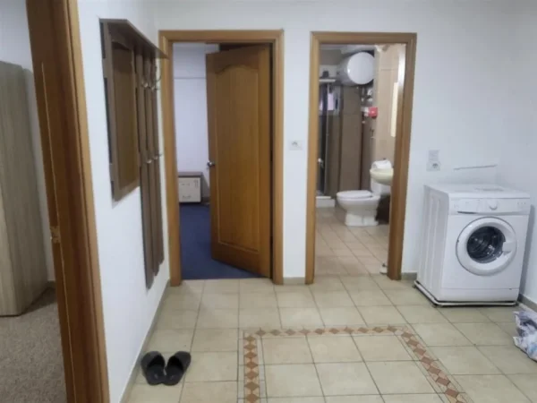 Tirane, jepet me qera apartament 2+1 , 80 m² 600 € (qender)