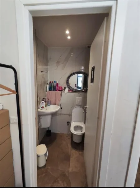 Tirane, jepet me qera dyqan Kati 0, 86 m² 1.000 € (21 dhjetori)