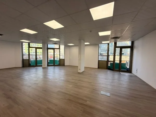 Tirane, jepet me qera zyre Kati 4, 100 m² 1.500 € (Sheshi wilson)