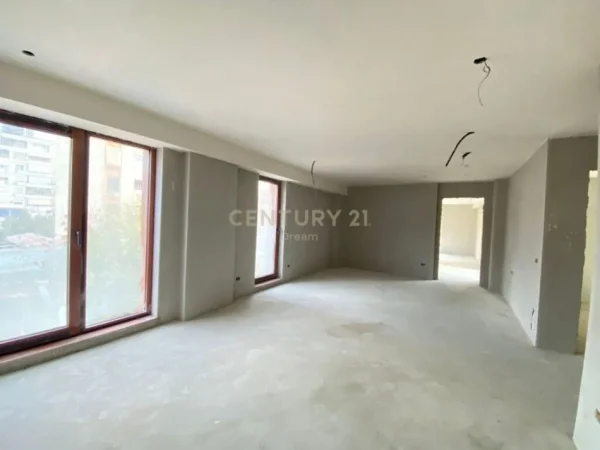 Tirane, jepet me qera zyre Kati 3, 124 m² 2.200 € (Rruga e kavajes)