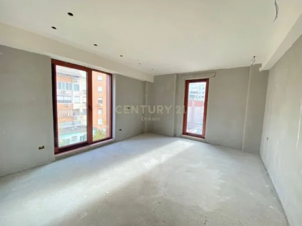 Tirane, jepet me qera zyre Kati 3, 124 m² 2.200 € (Rruga e kavajes)