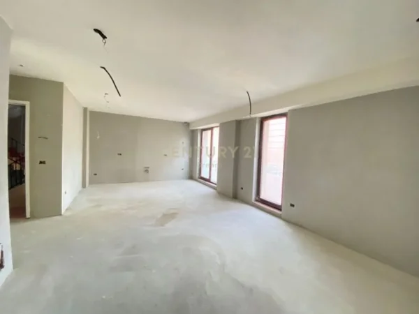 Tirane, jepet me qera zyre Kati 3, 124 m² 2.200 € (Rruga e kavajes)
