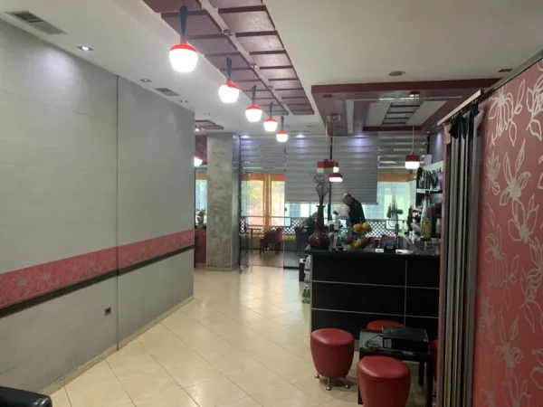 Tirane, jepet me qera bar-kafe Kati 0, 110 m² 1.000 € (5 Maji)