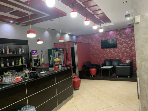 Tirane, jepet me qera bar-kafe Kati 0, 110 m² 1.000 € (5 Maji)