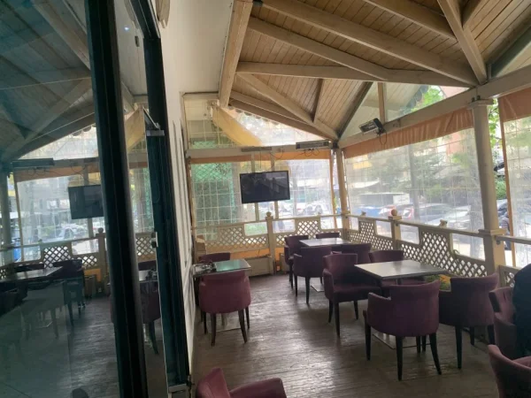 Tirane, jepet me qera bar-kafe Kati 0, 110 m² 1.000 € (5 Maji)