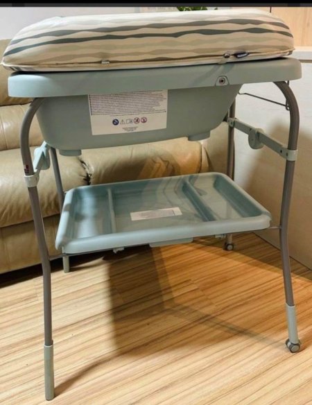 Tirane, shes Tavoline ndrrimi dhe govate Chicco 60 mije lek te vjetra