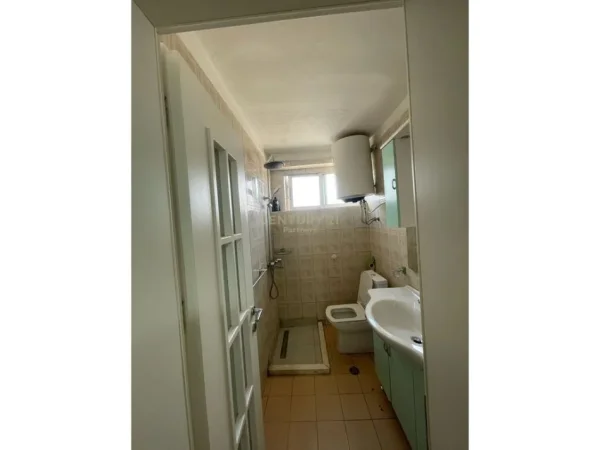 Tirane, jepet me qera apartament 2+1+Ballkon Kati 5, 56 m² 550 € (Prane Siri Kodres)