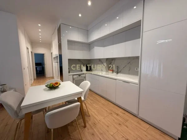 Tirane, jepet me qera apartament 3+1+Ballkon Kati 2, 113 m² 1.600 € (JOY RESIDENCE)