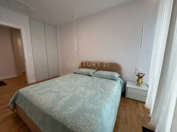 Tirane, jepet me qera apartament 2+1+Ballkon Kati 7, 140 m² 2.300 € (Lake View)