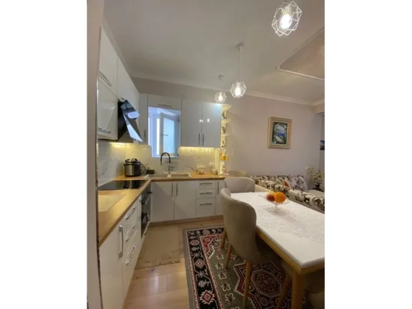 Tirane, jepet me qera apartament duplex 3+1+Aneks+Ballkon Kati 2, 100 m² 700 € (Kodra e diellit)