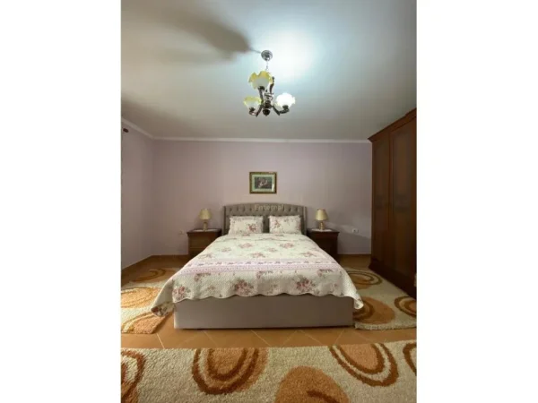 Tirane, jepet me qera apartament duplex 3+1+Aneks+Ballkon Kati 2, 100 m² 700 € (Kodra e diellit)