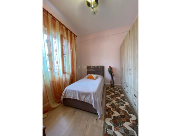 Tirane, jepet me qera apartament duplex 3+1+Aneks+Ballkon Kati 2, 100 m² 700 € (Kodra e diellit)