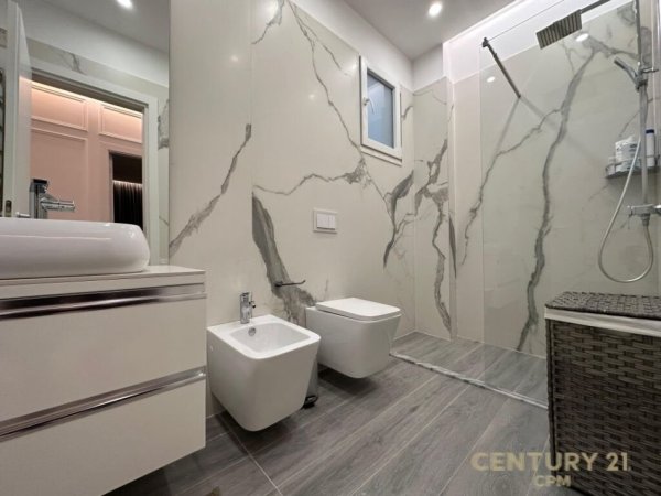 Tirane, jepet me qera apartament 3+1+Aneks+Ballkon Kati 8, 131 m² 1.450 € (Don Bosko)