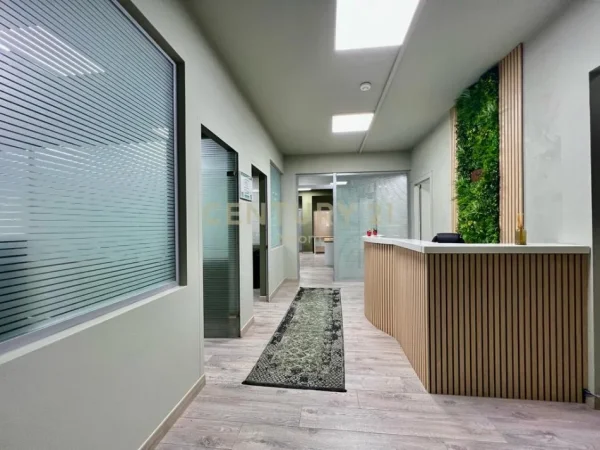 Tirane, jepet me qera zyre Kati 5, 300 m² 3.200 € (Bllok)