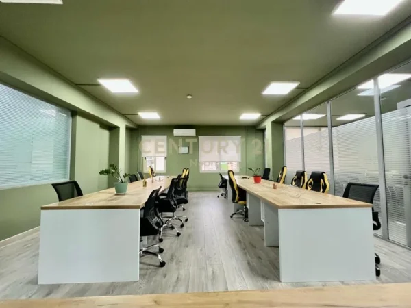 Tirane, jepet me qera zyre Kati 5, 300 m² 3.200 € (Bllok)