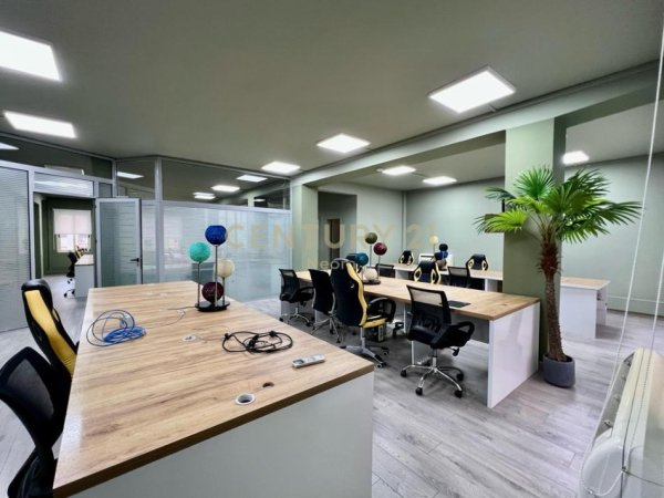 Tirane, jepet me qera zyre Kati 5, 300 m² 3.200 € (Bllok)