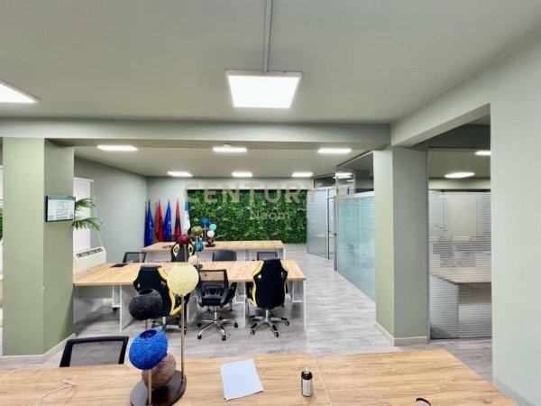 Tirane, jepet me qera zyre Kati 5, 300 m² 3.200 € (Bllok)