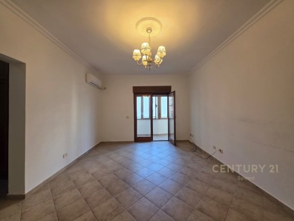 Tirane, jepet me qera apartament 2+1+Aneks+Ballkon Kati 3, 100 m² 700 € (Qender)