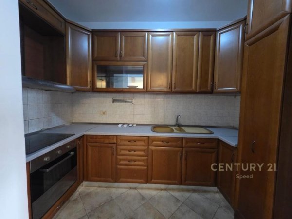 Tirane, jepet me qera apartament 2+1+Aneks+Ballkon Kati 3, 100 m² 700 € (Qender)