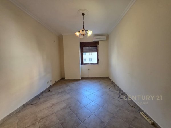 Tirane, jepet me qera apartament 2+1+Aneks+Ballkon Kati 3, 100 m² 700 € (Qender)