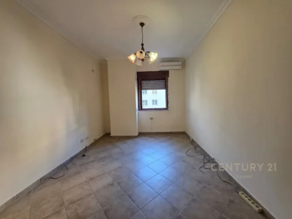 Tirane, jepet me qera apartament 2+1+Aneks+Ballkon Kati 3, 100 m² 700 € (Qender)