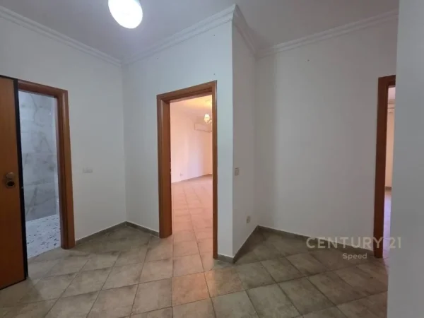 Tirane, jepet me qera apartament 2+1+Aneks+Ballkon Kati 3, 100 m² 700 € (Qender)