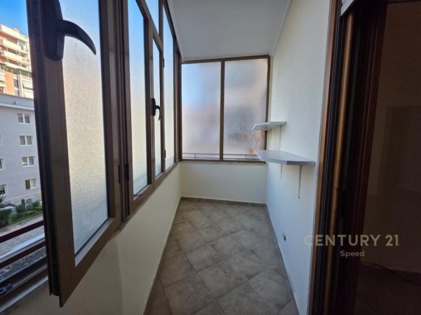 Tirane, jepet me qera apartament 2+1+Aneks+Ballkon Kati 3, 100 m² 700 € (Qender)