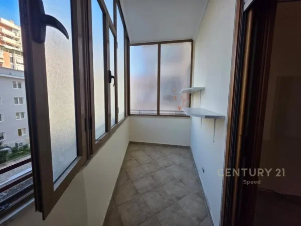 Tirane, jepet me qera apartament 2+1+Aneks+Ballkon Kati 3, 100 m² 700 € (Qender)