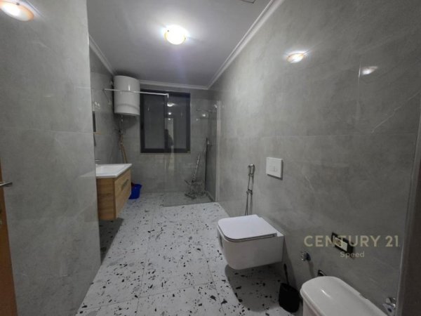 Tirane, jepet me qera apartament 2+1+Aneks+Ballkon Kati 3, 100 m² 700 € (Qender)