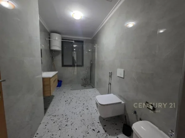 Tirane, jepet me qera apartament 2+1+Aneks+Ballkon Kati 3, 100 m² 700 € (Qender)