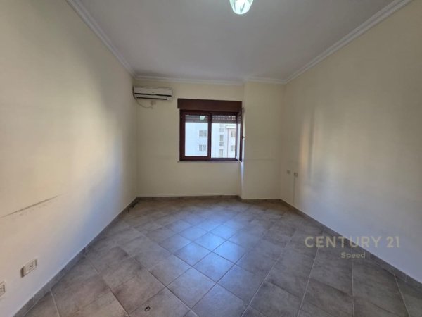 Tirane, jepet me qera apartament 2+1+Aneks+Ballkon Kati 3, 100 m² 700 € (Qender)