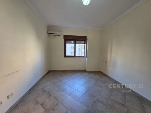 Tirane, jepet me qera apartament 2+1+Aneks+Ballkon Kati 3, 100 m² 700 € (Qender)