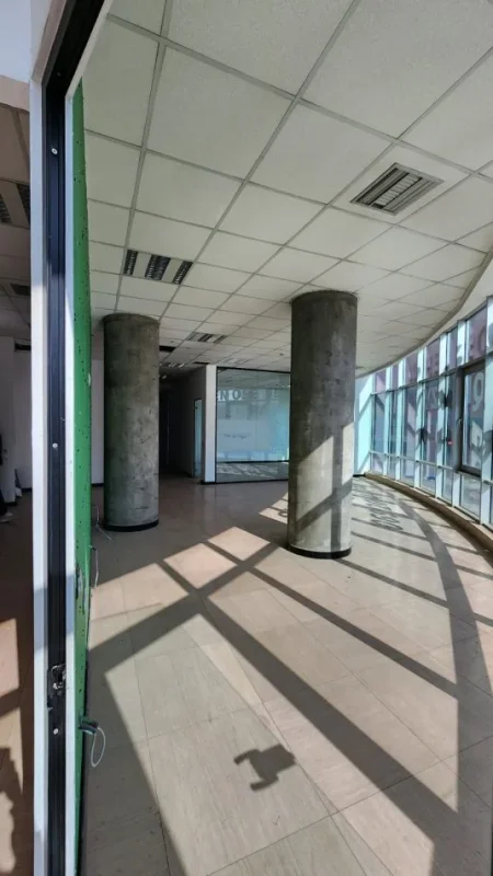 Tirane, jepet me qera dyqan Kati 1, 210 m² 2.300 € (pallati me shigjeta)